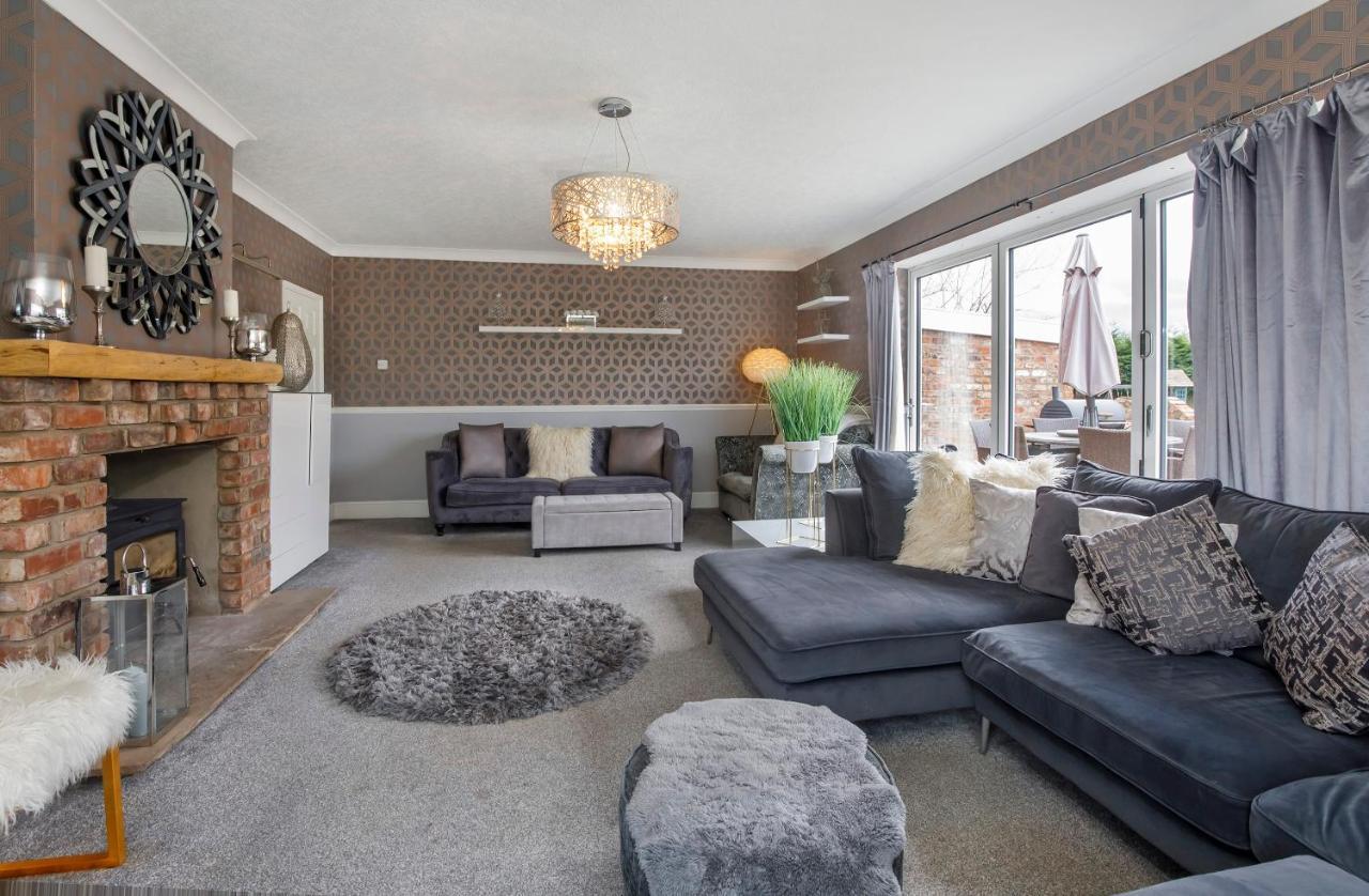 The Gardens - Stunning Farmhouse Villa - York — Photos 1